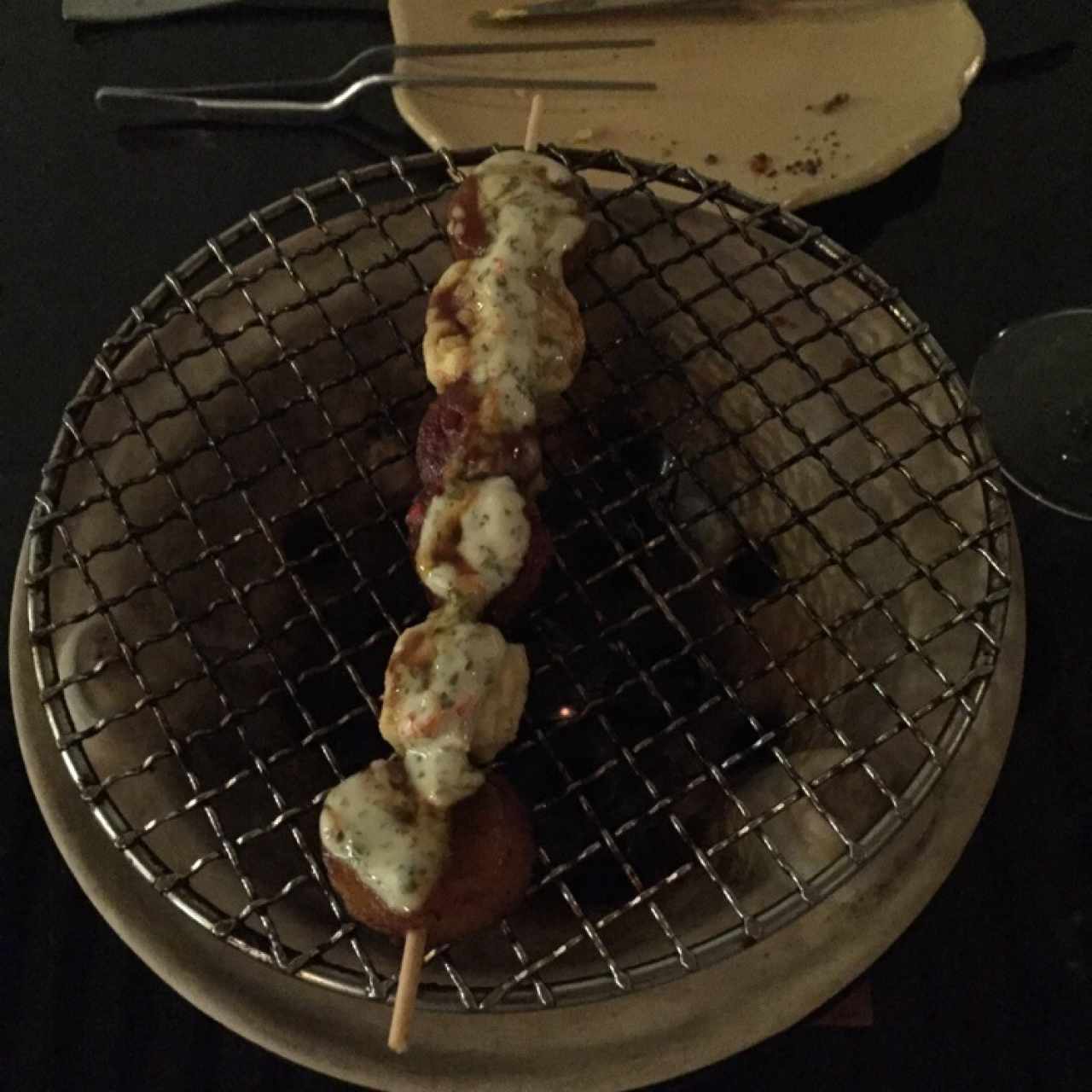 chorizo, platano y queso santa barbara con una salsa tartara 
