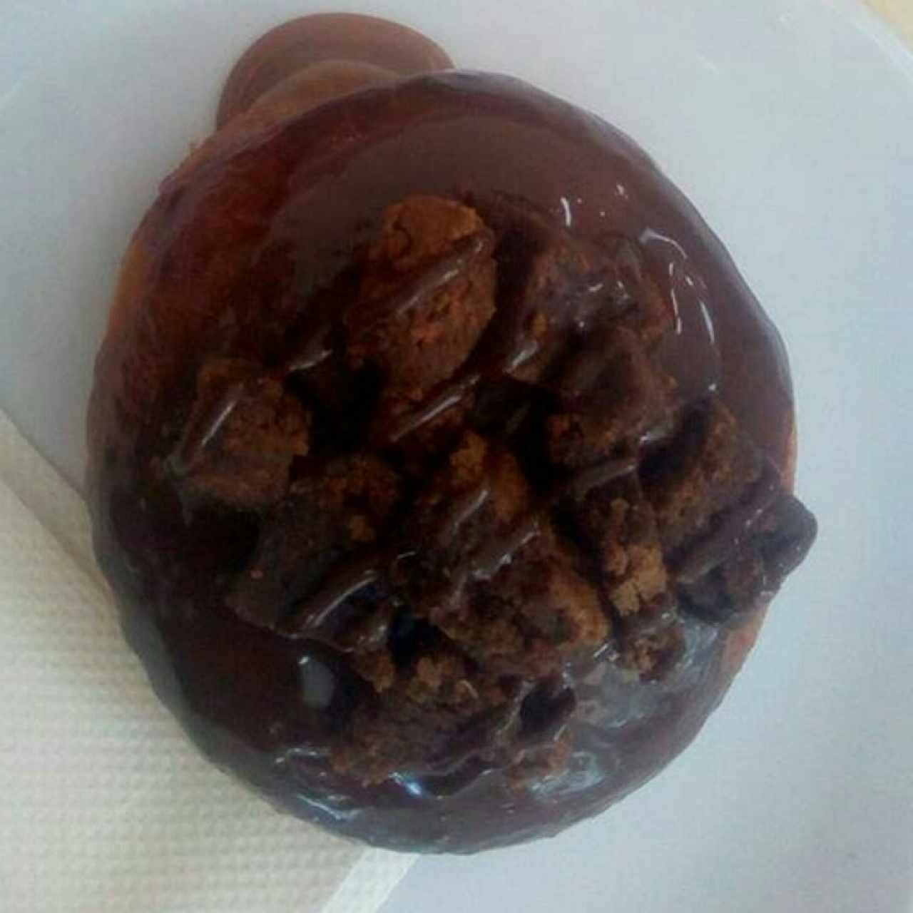 donna con brownie encima