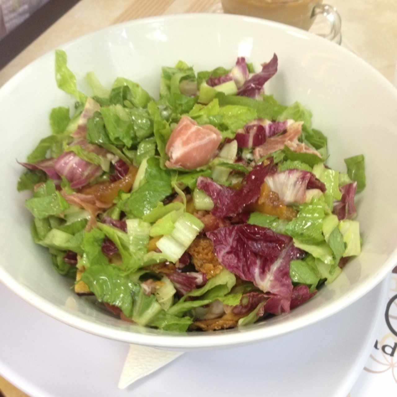 Ensalada Asiática con melocotón, lomito y jamón serrano