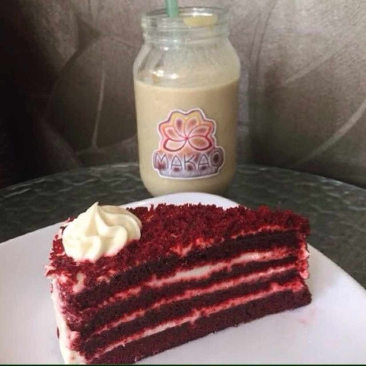 Frapuccino de chocolate blanco y torta Red Velvet