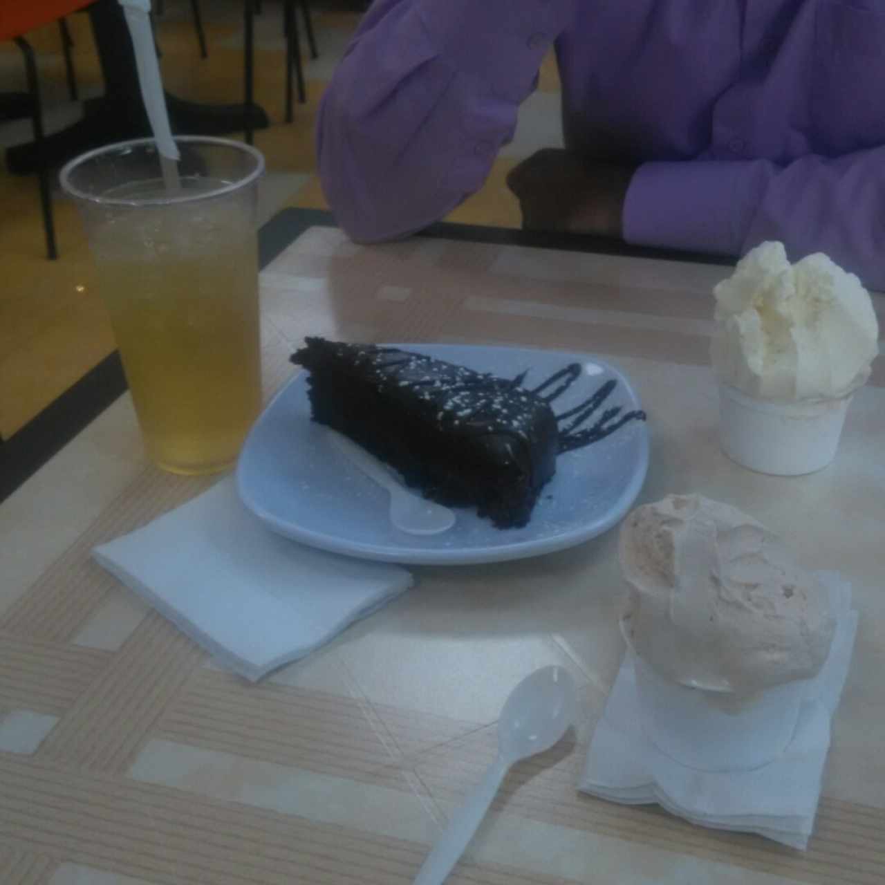 Helado con torta de chocolate
