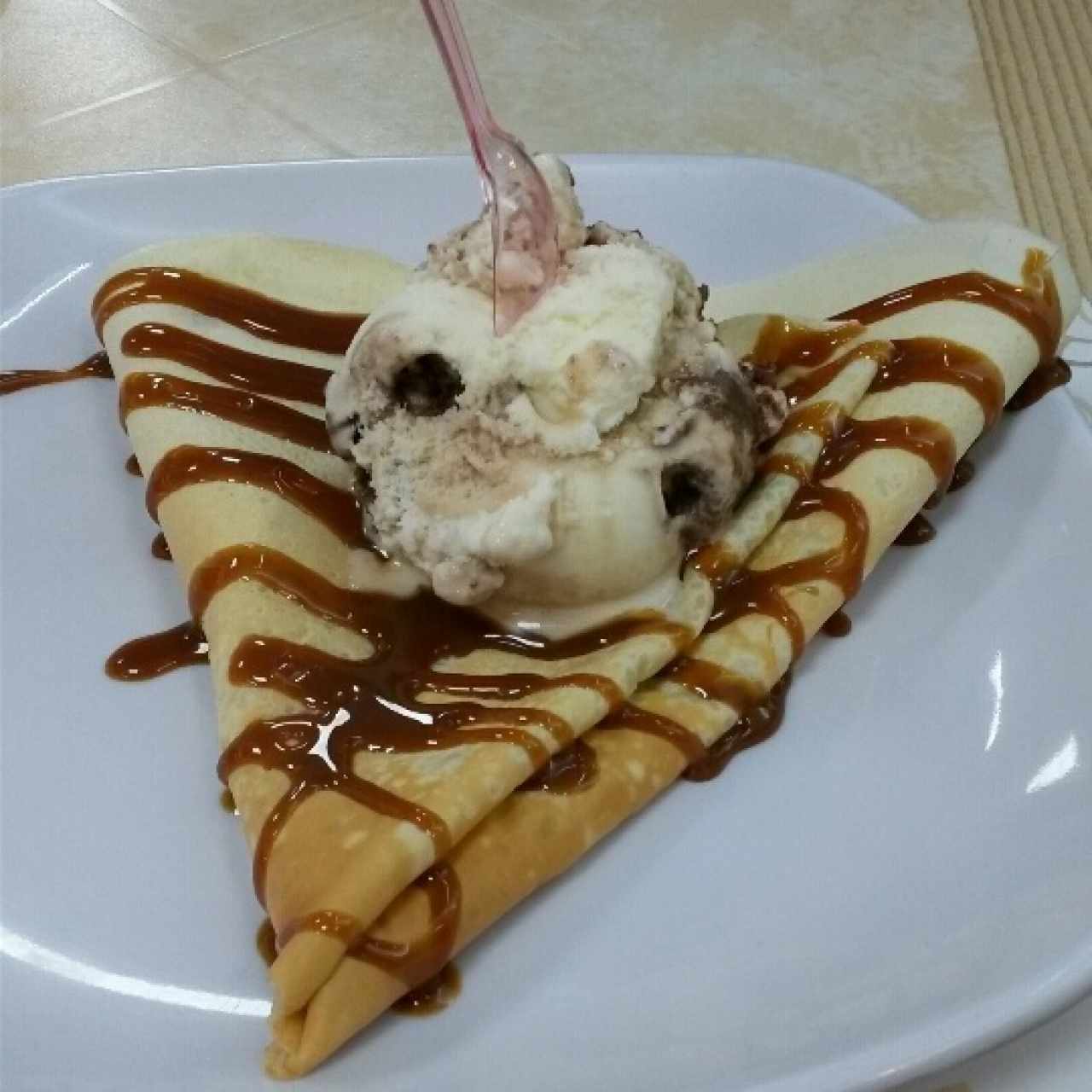 Crepe de arequipe con helado