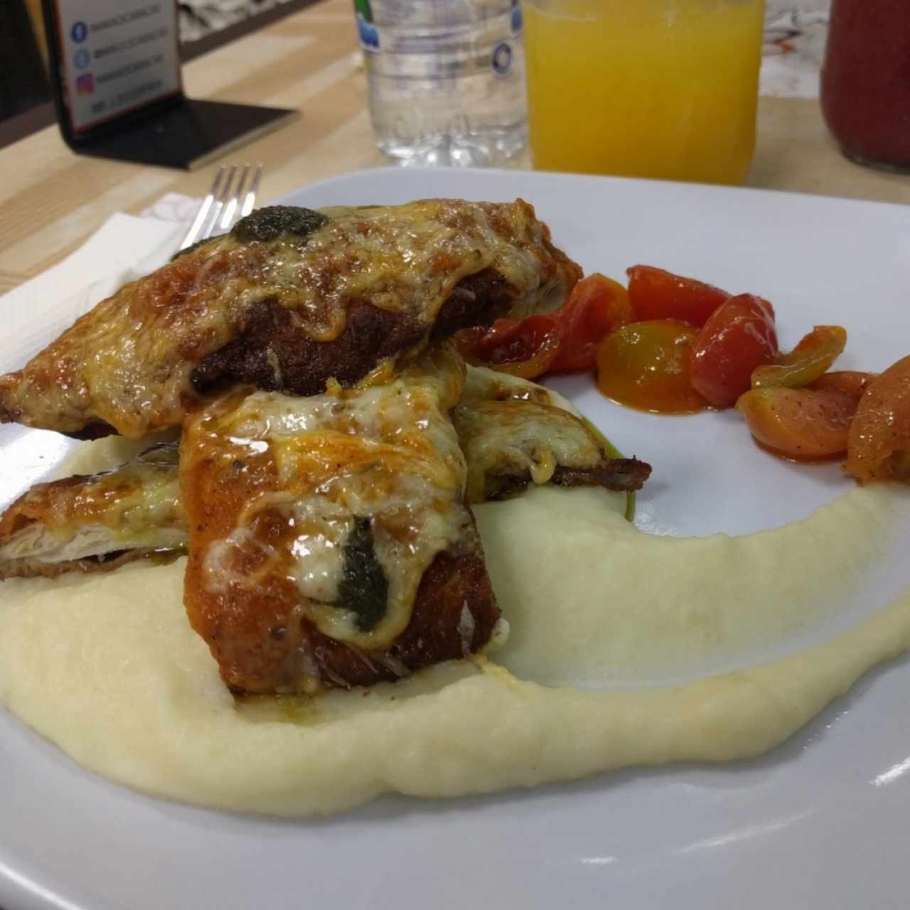 milanesa de pollo con puré y tomates cherry 