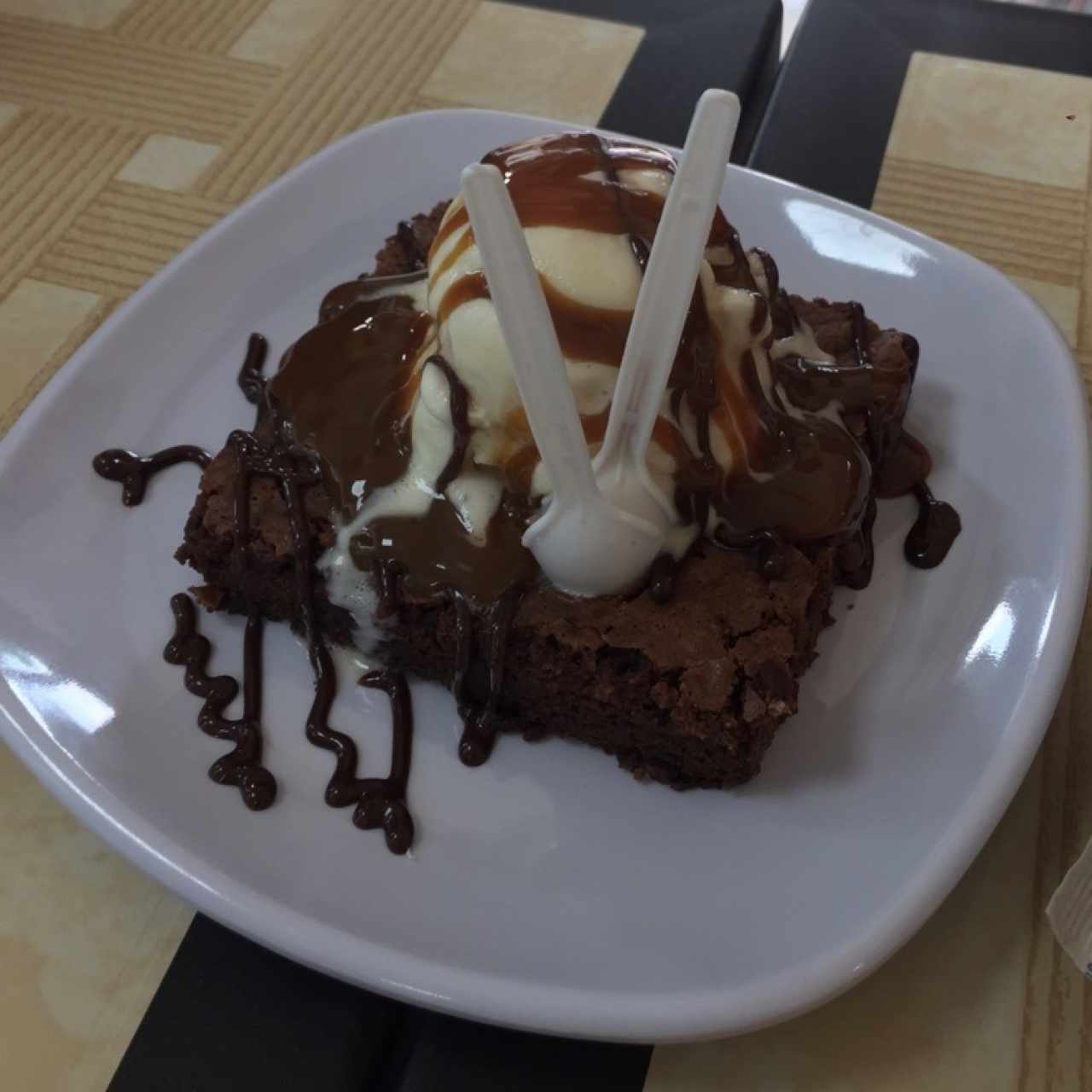 Brownie con dulce de leche.