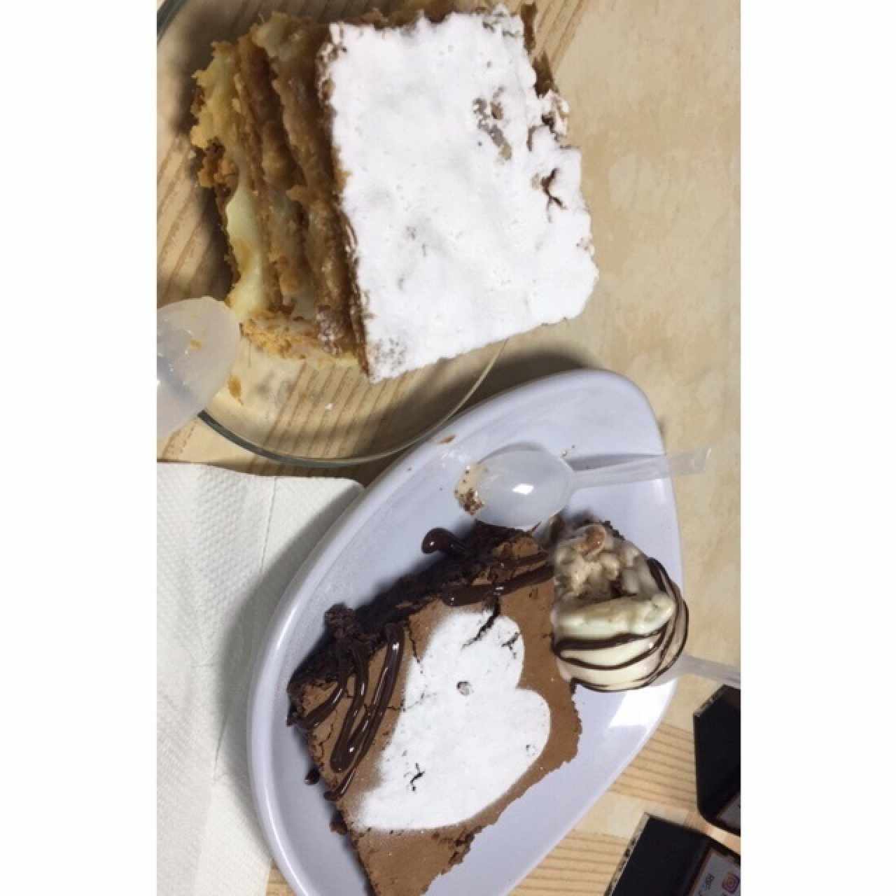 brownie con helado y milhojas 