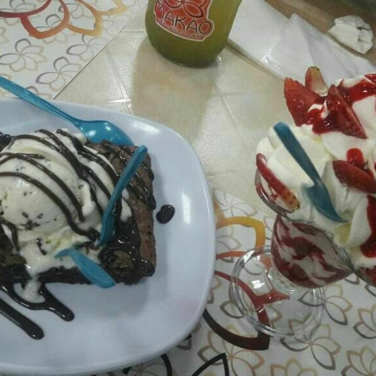 brownie con helado y fresas con crema