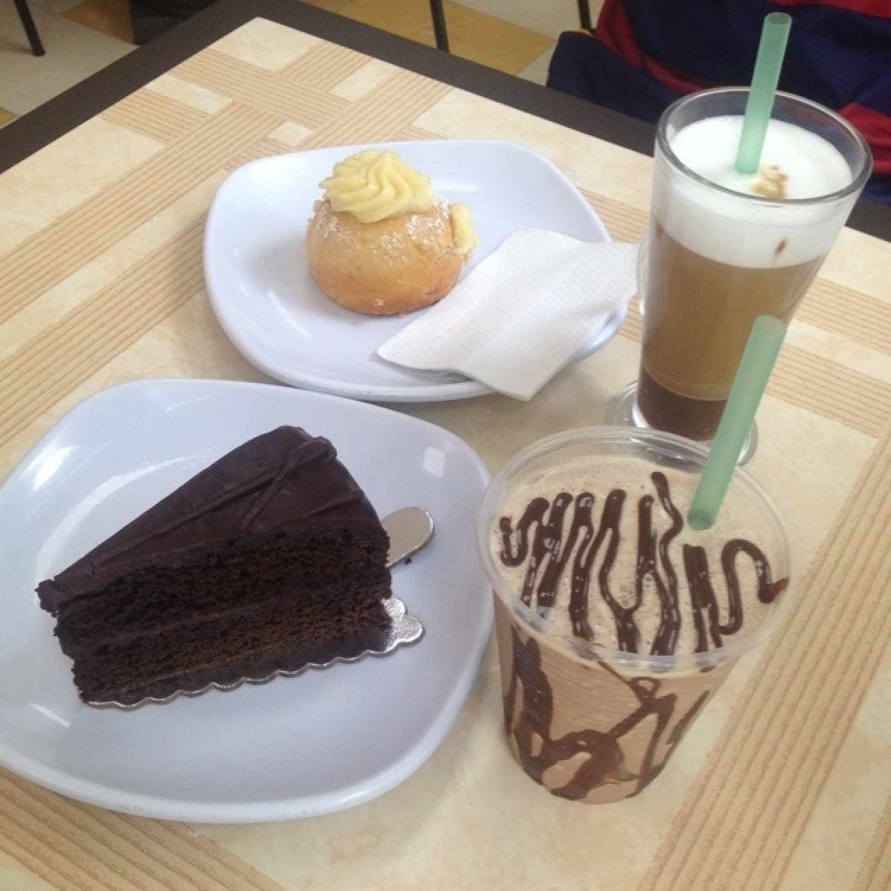 frapuccino tradicional y chocolate. bomba y torta de chocolate