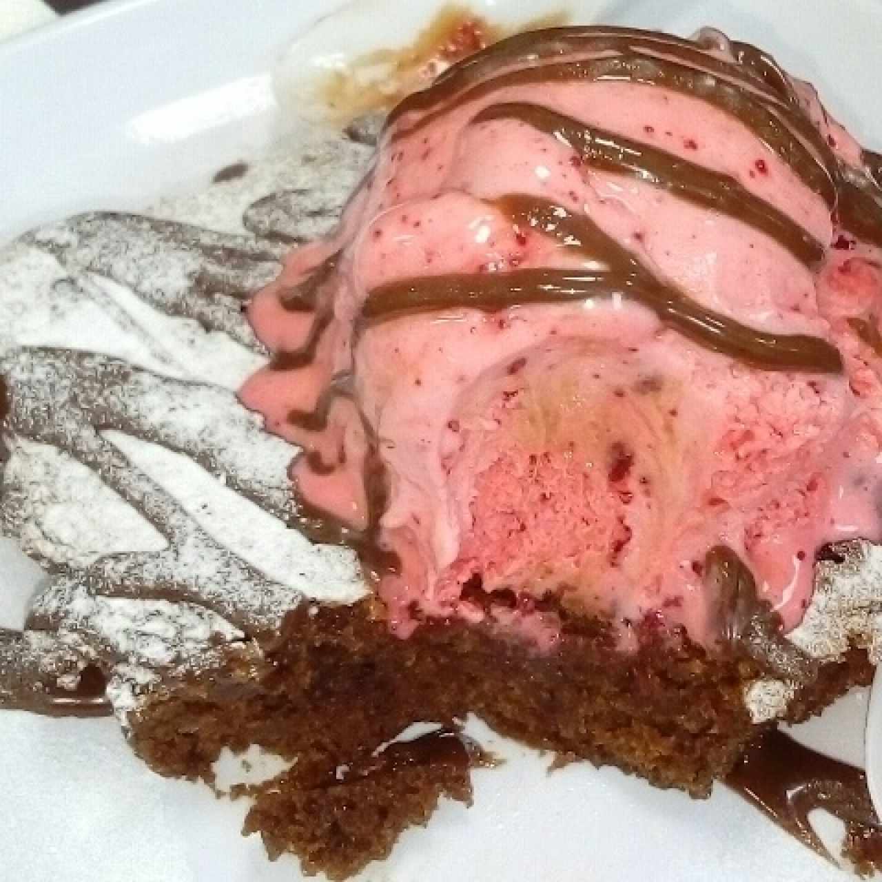 Brownie con helado
