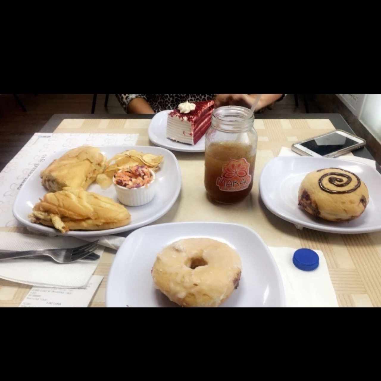 Dona Glaseada, Bomba de chocolate, Torta Red Velvet y sandwich de pollo