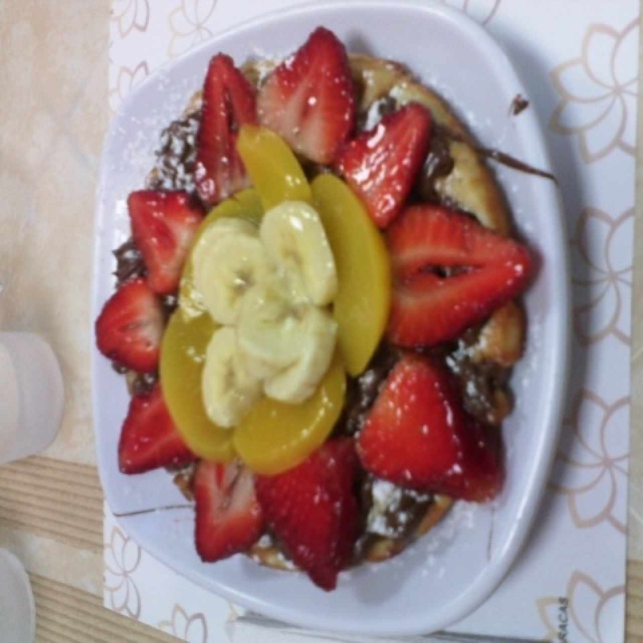 Wafle de fresas, melocotón y cambur.