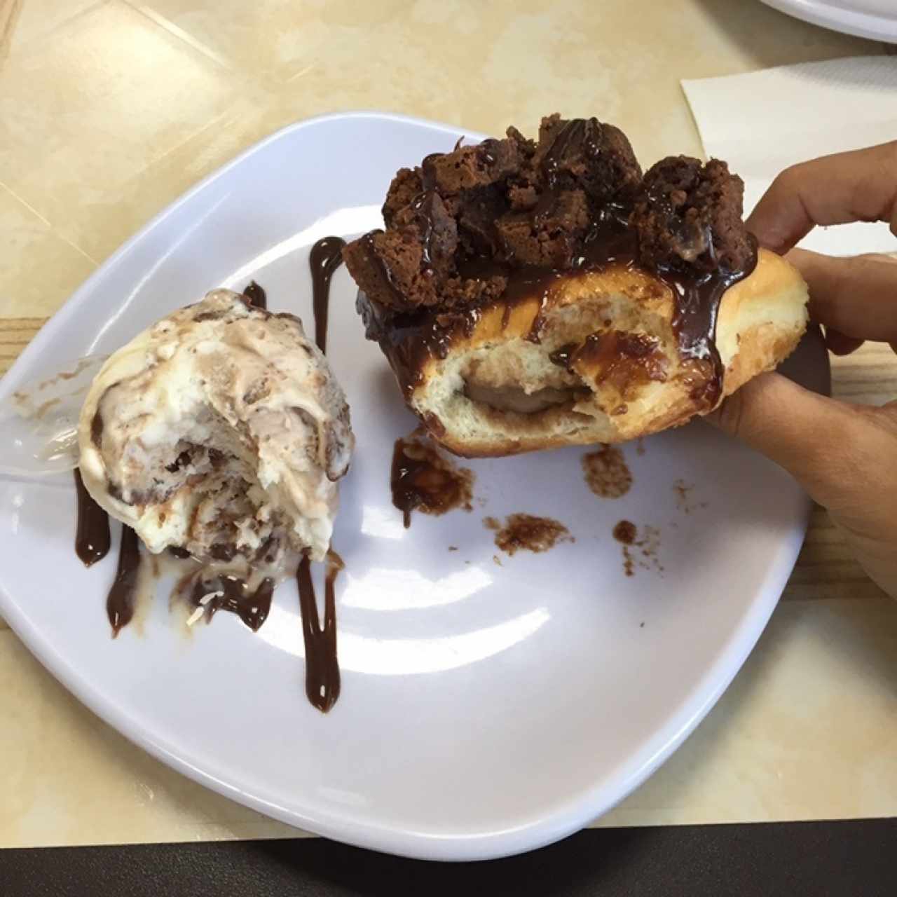 Dona rellena con helado de ferrero