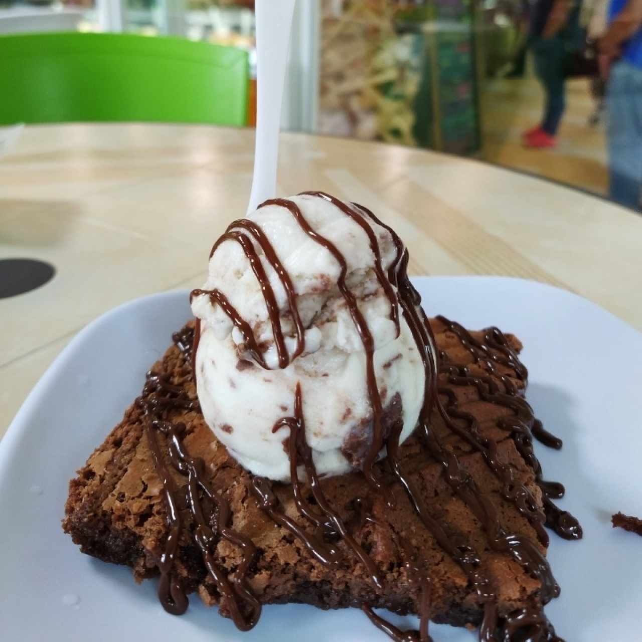 brownie con helado
