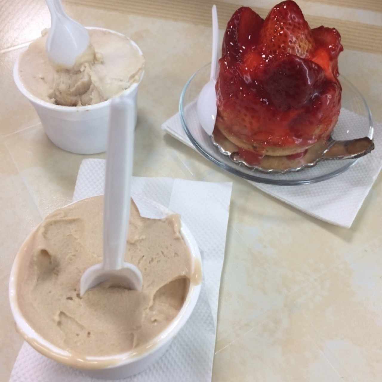avellana, nutella con coco y tartaleta de fresa