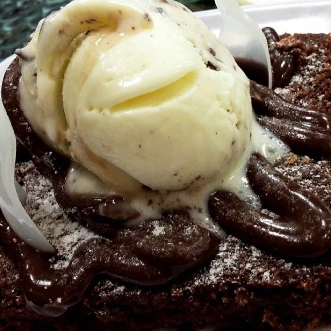 brownie con helado