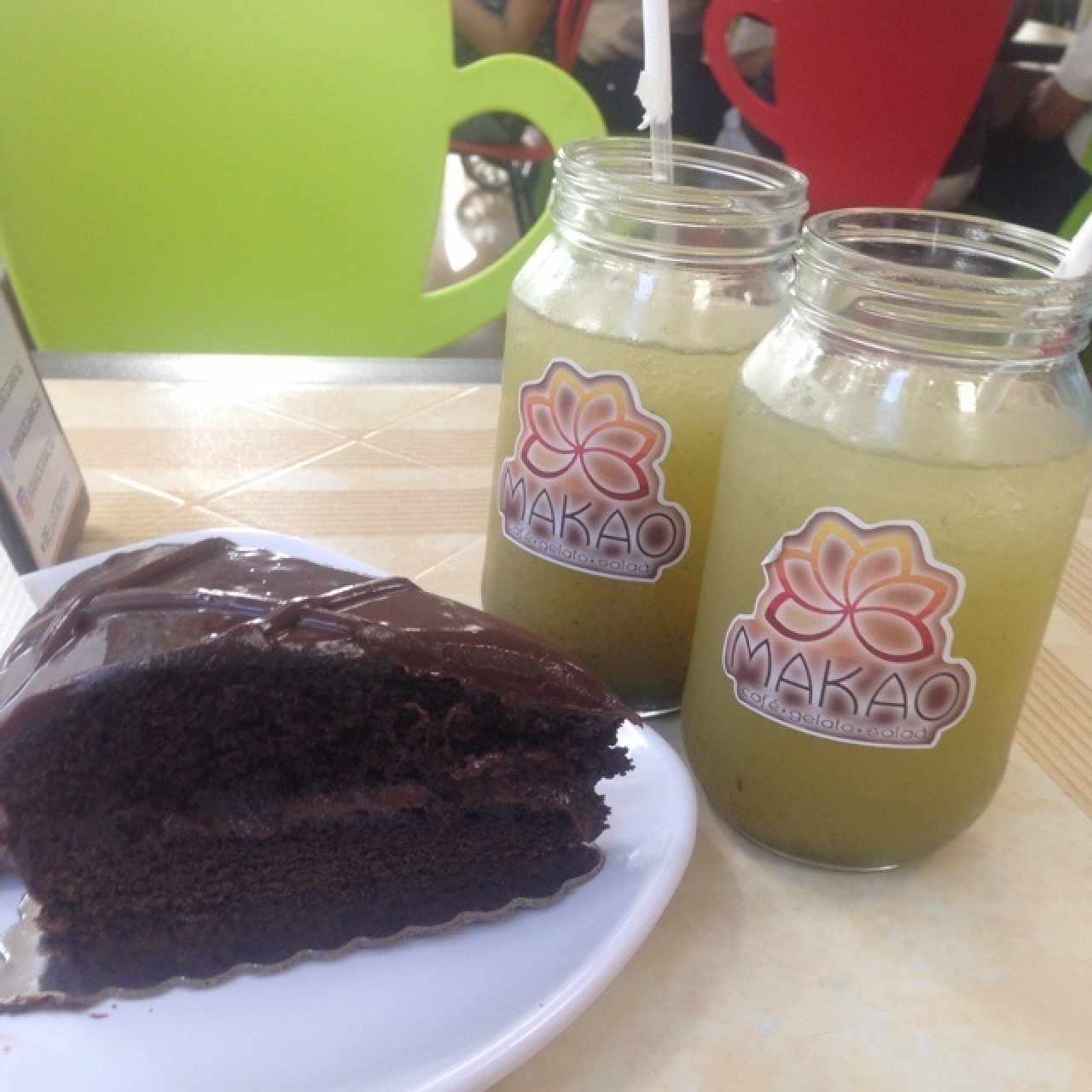 torta de chocolate con limonadas con hierbabuena excelente 