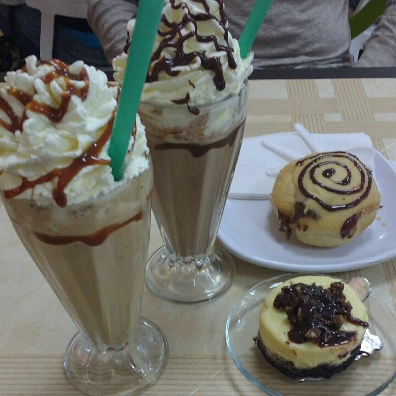 frapuccino de caramelo, frappuccino de moka, dona de nutella y chessecake de brownie.