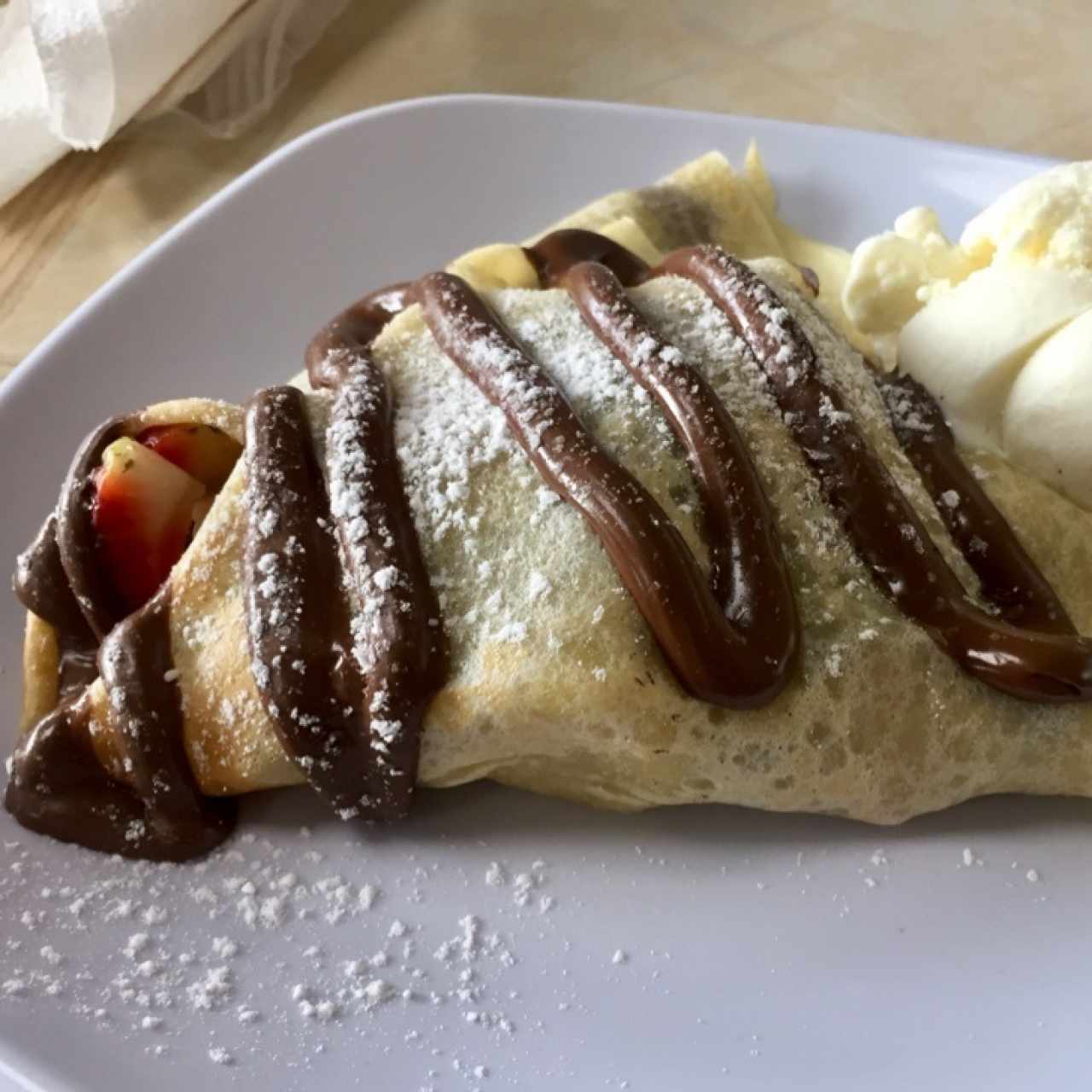 crepe de nutella con helado y frutas