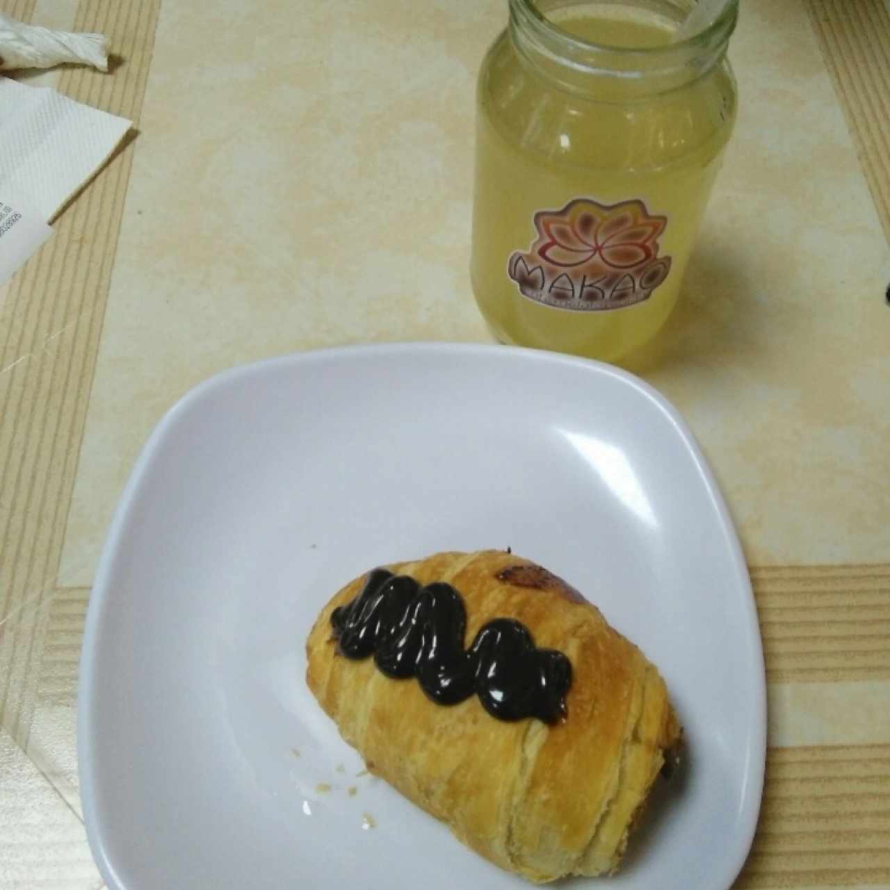 croissant de chocolate y te verde