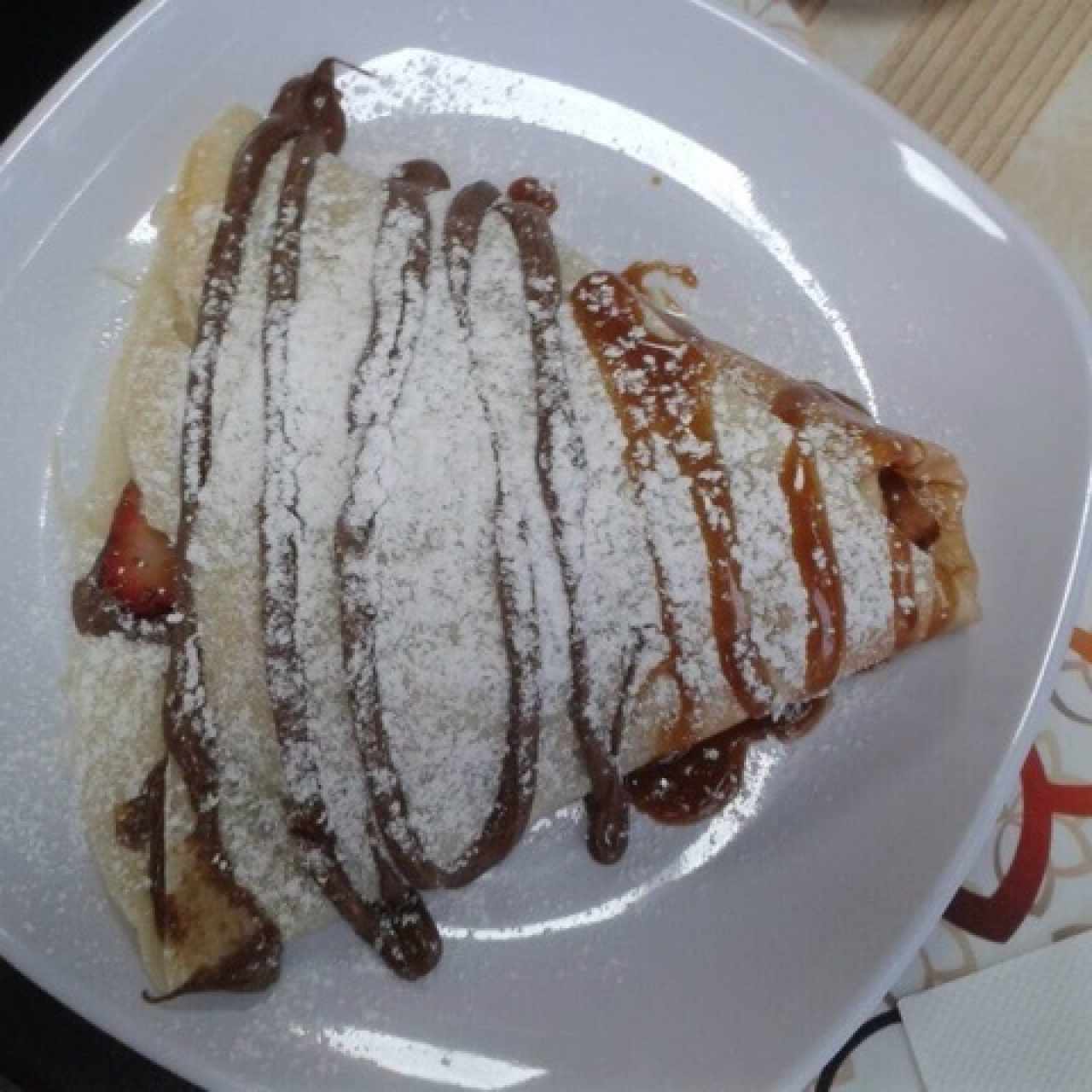 crepes de chocolate con dulce de leche con extra fruta