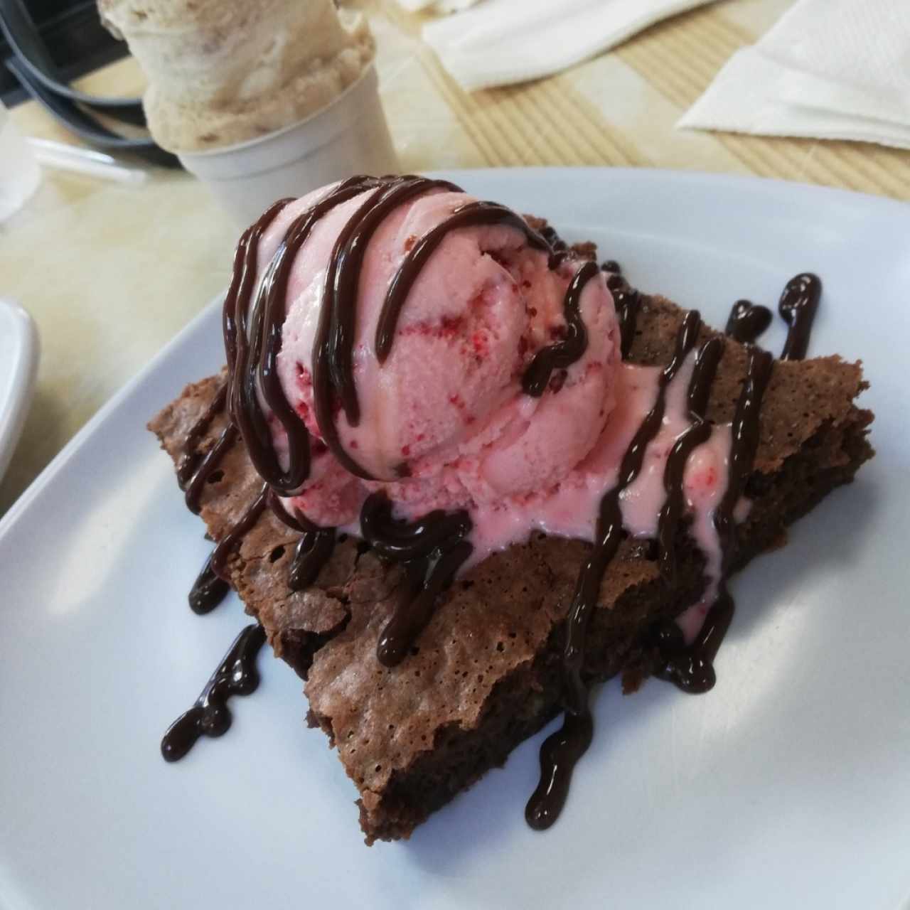 Brownie con Helado Red Velvet