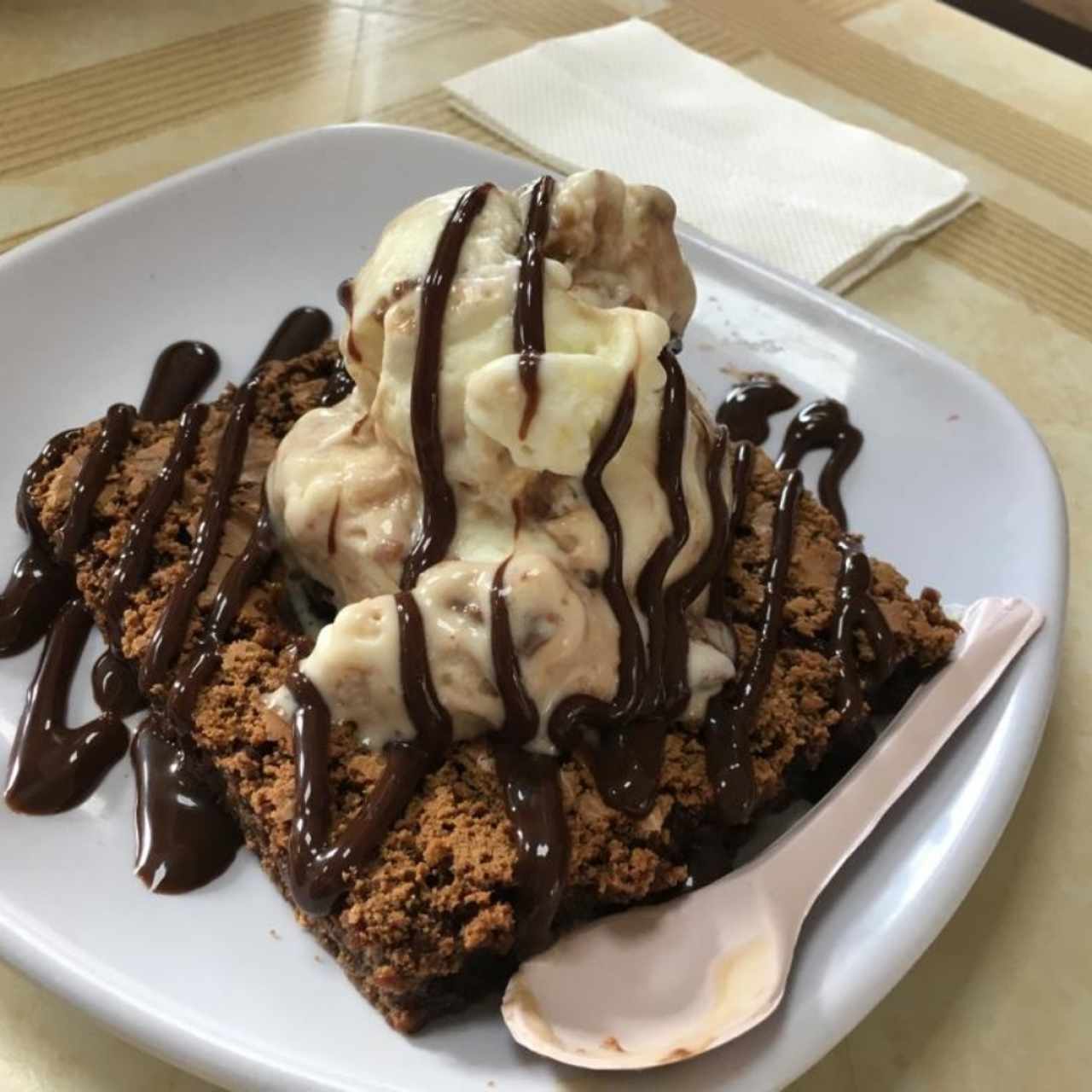 brownie con helado