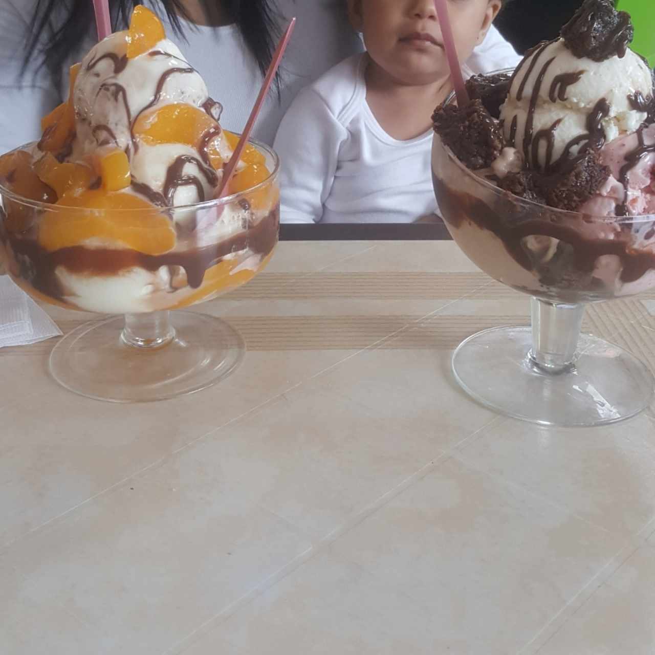 copa de brownie y melocotón. 