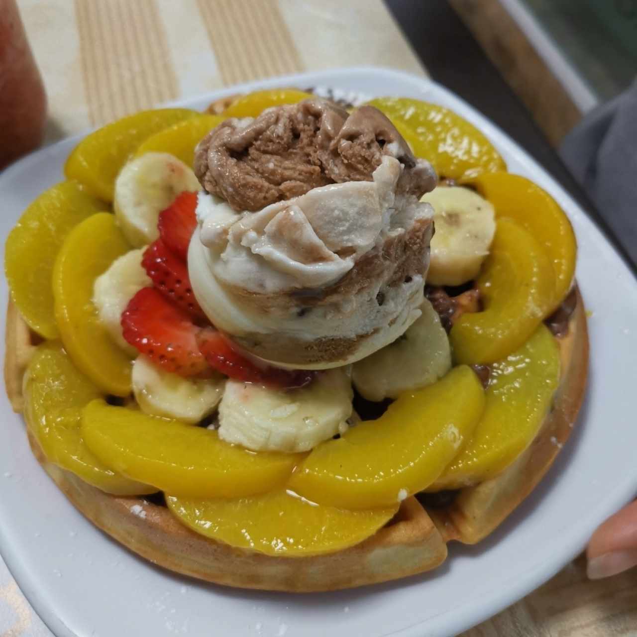 waflles con nutella y helado