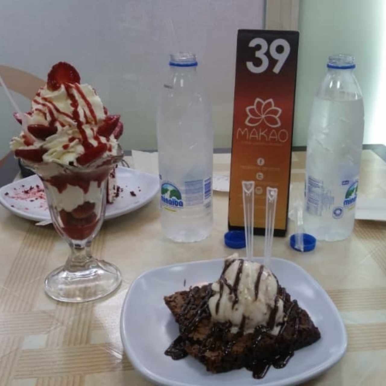 Fresas con crema y brownie con helado ferrero rocher