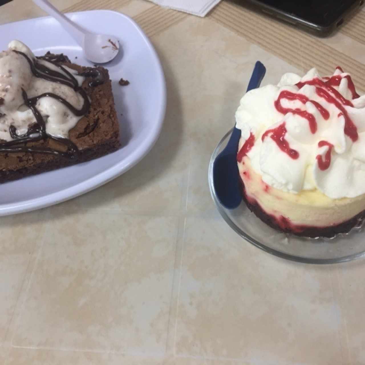 brownie con helado y cheesecake de red velvet