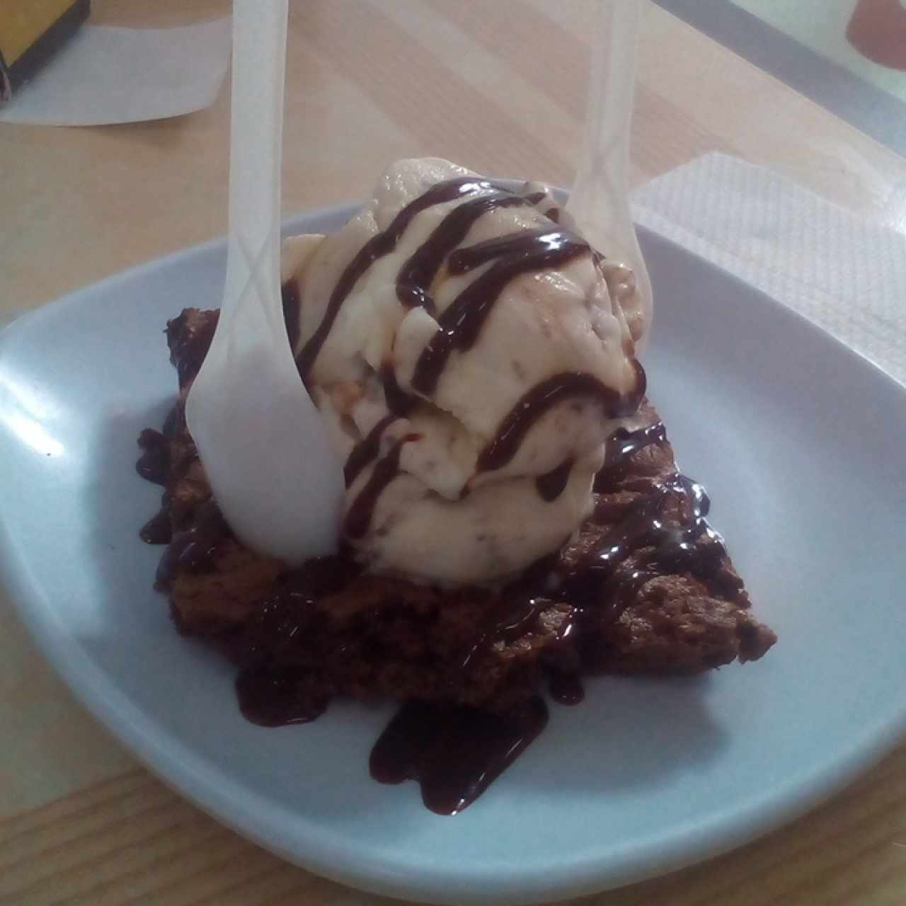 brownie con helado