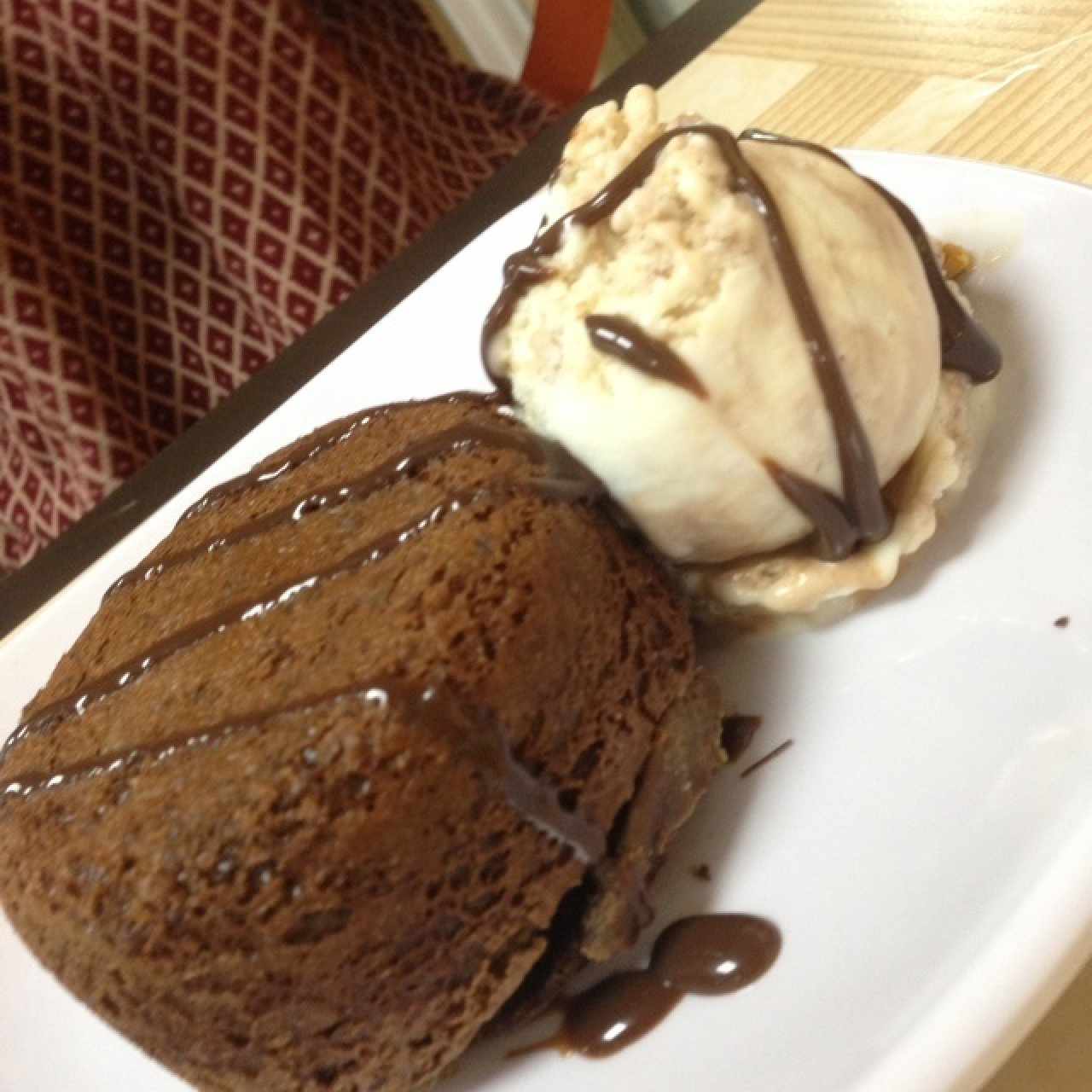 Fondant de chocolate con helado de Ferrero Rocher