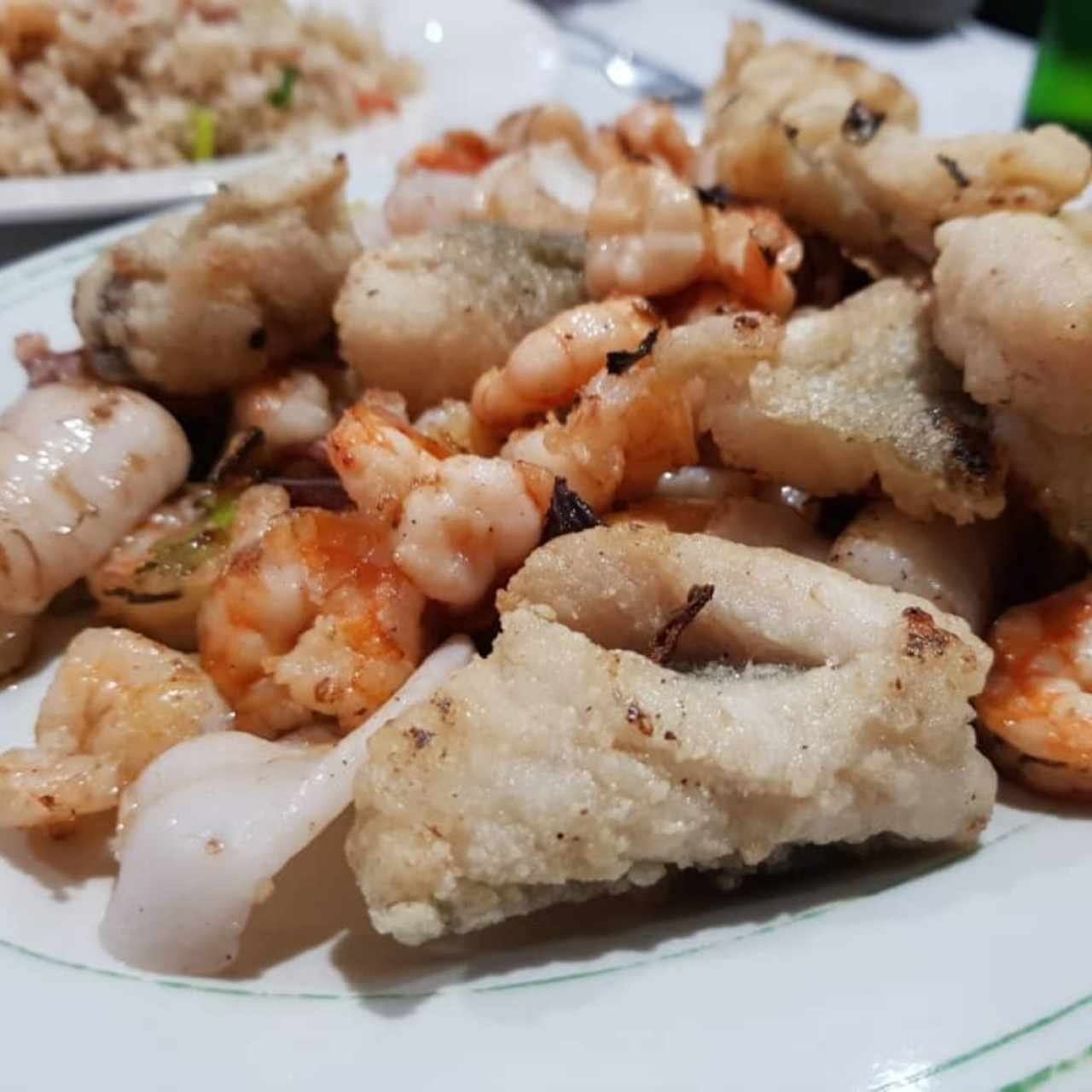 Calamares y camarones sal y pimienta