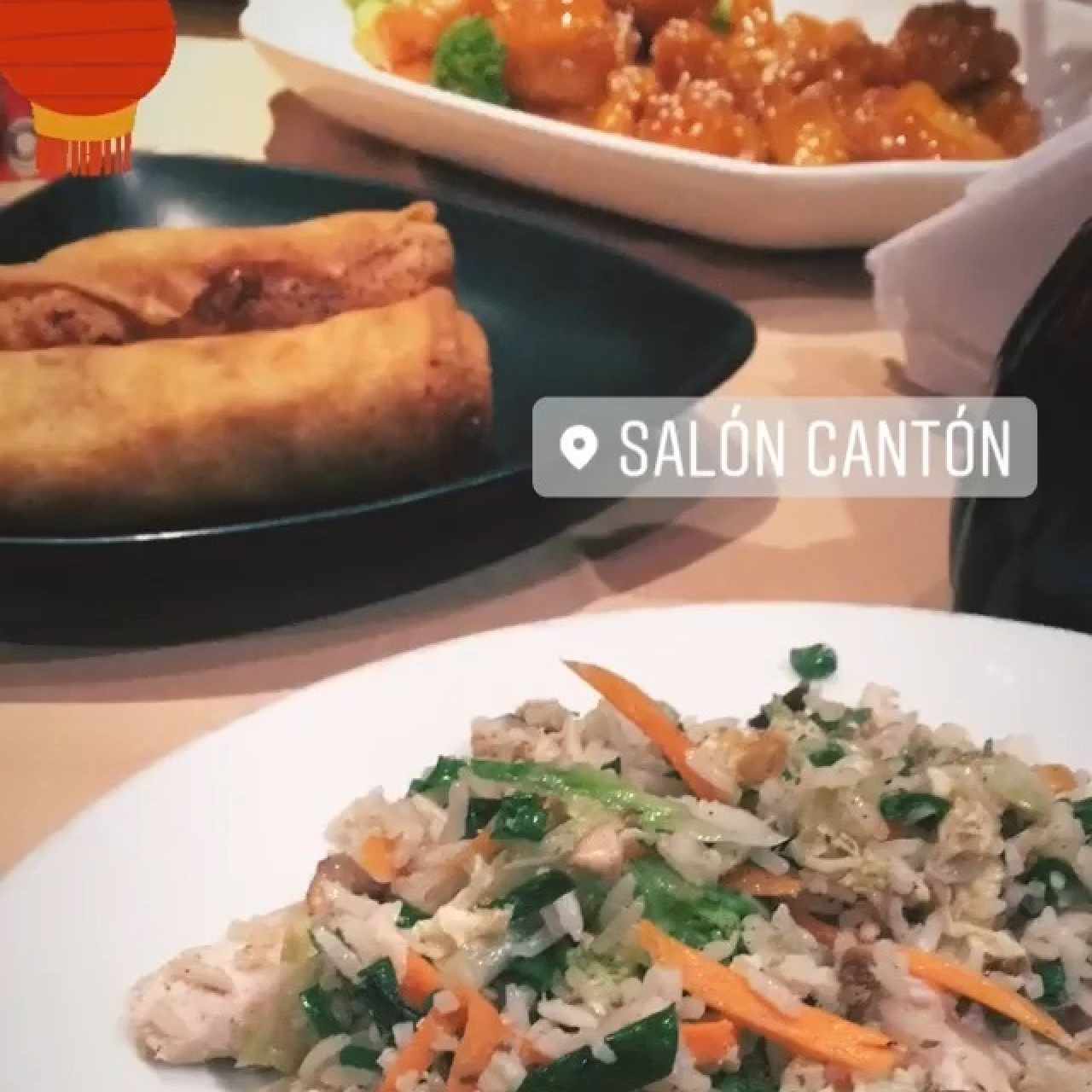 arroz buda, lumpias, pollo con miel y ajonjoli