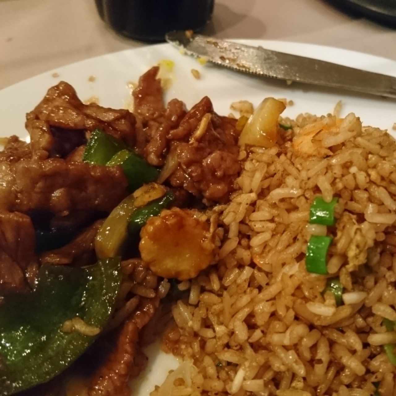 Lomito con vegetales y arroz con camarones 