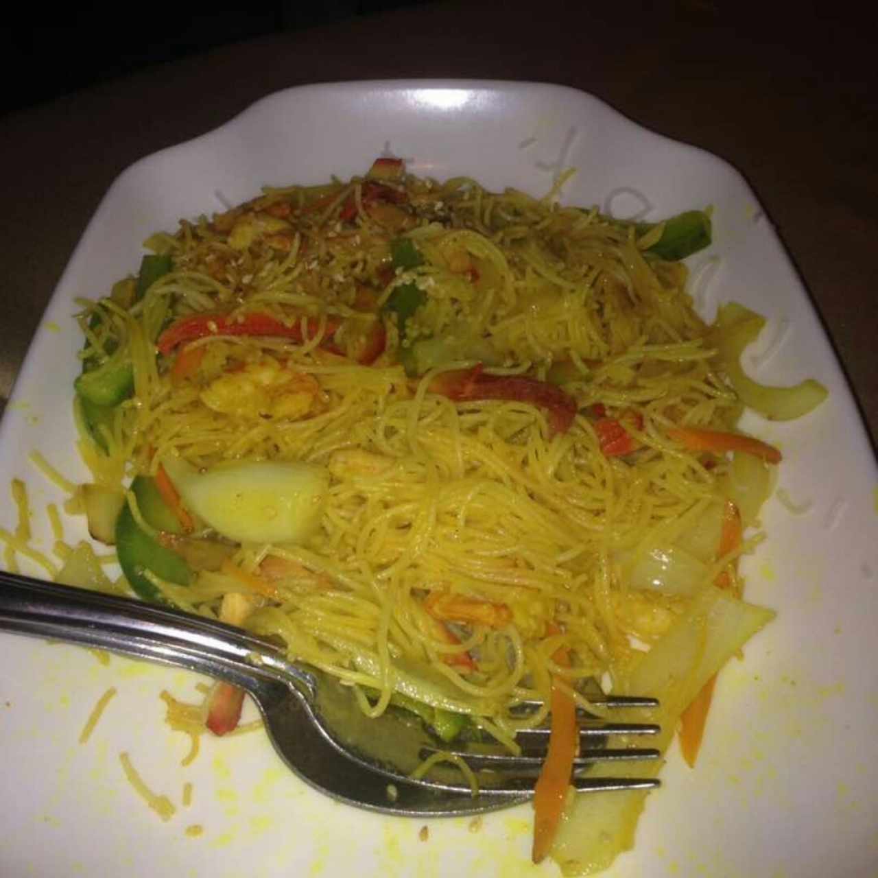 Fideos de Arroz estilo Singapur, está muy caro todo, exagerados los precios