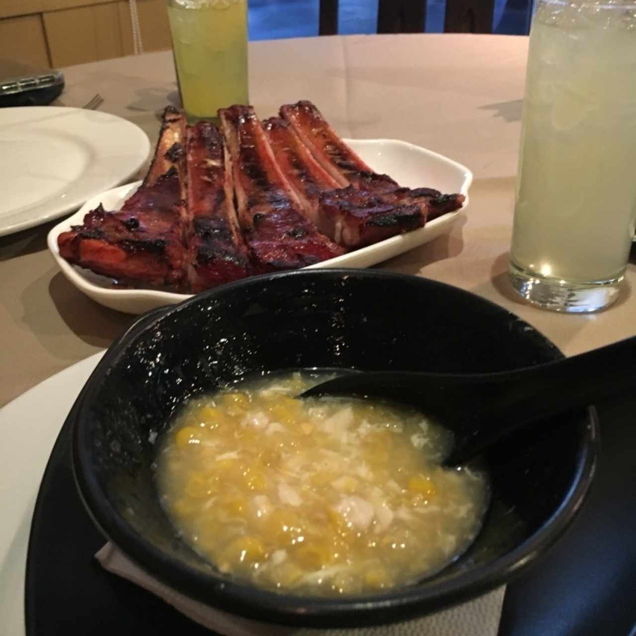 costillas y sopa de maiz