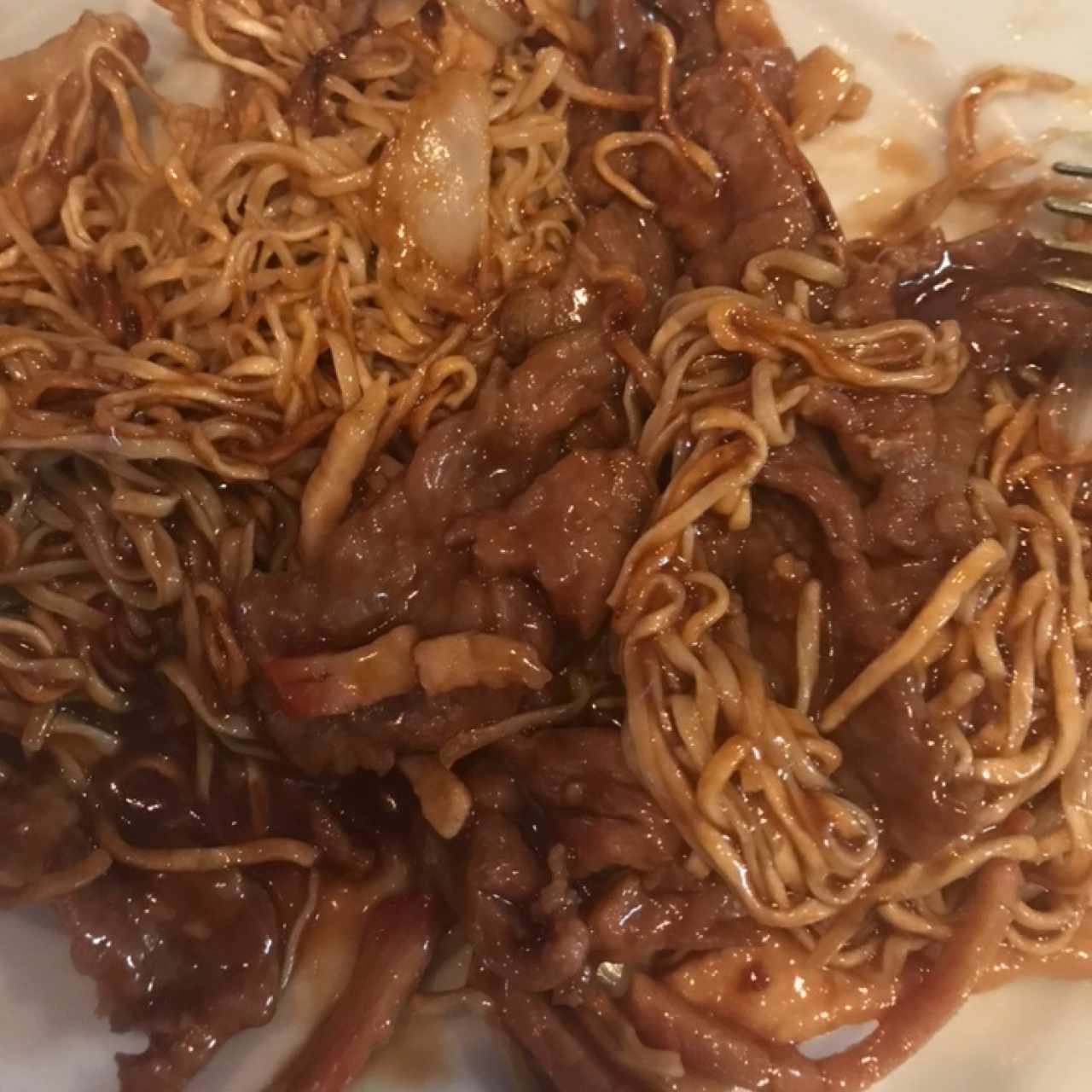 tallarines con lomito en plato caliento 