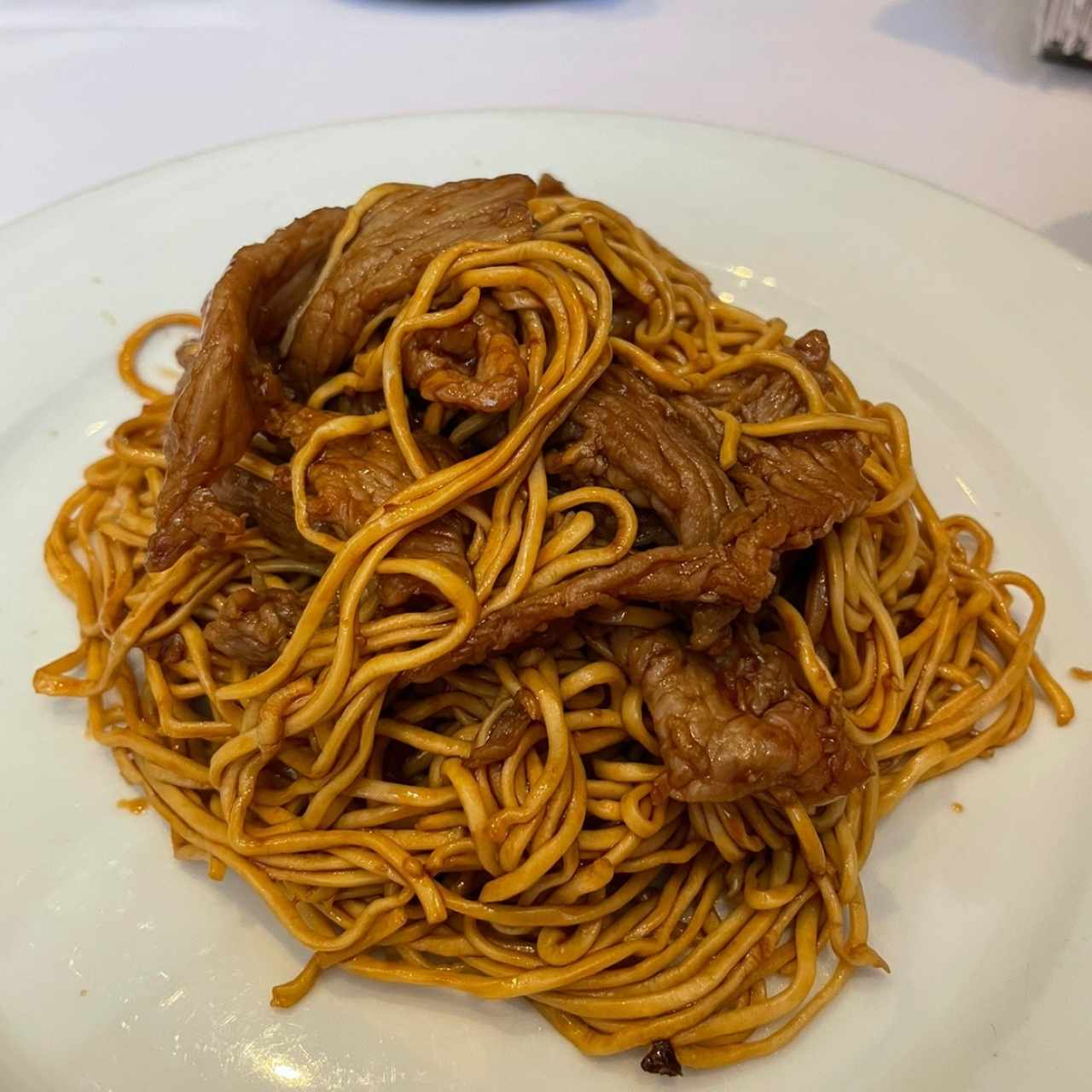 Tallarines con lomito en salsa de ostras