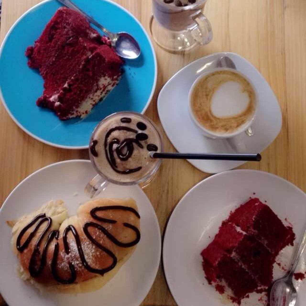 Red velvet, croissant de chocolate, café frio y mochaccino