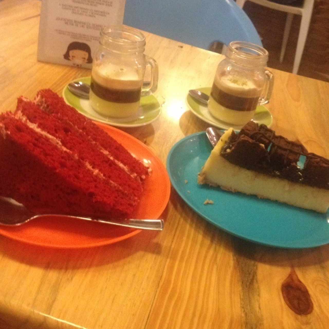 café bombón amelie, cheesecake de brownie y red velvet