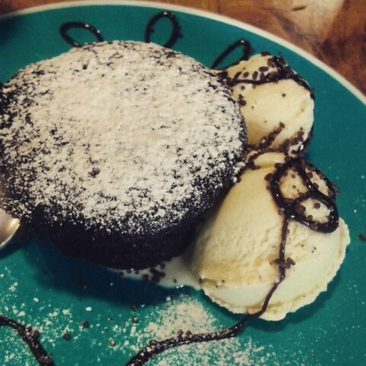 Volcán de chocolate con helado