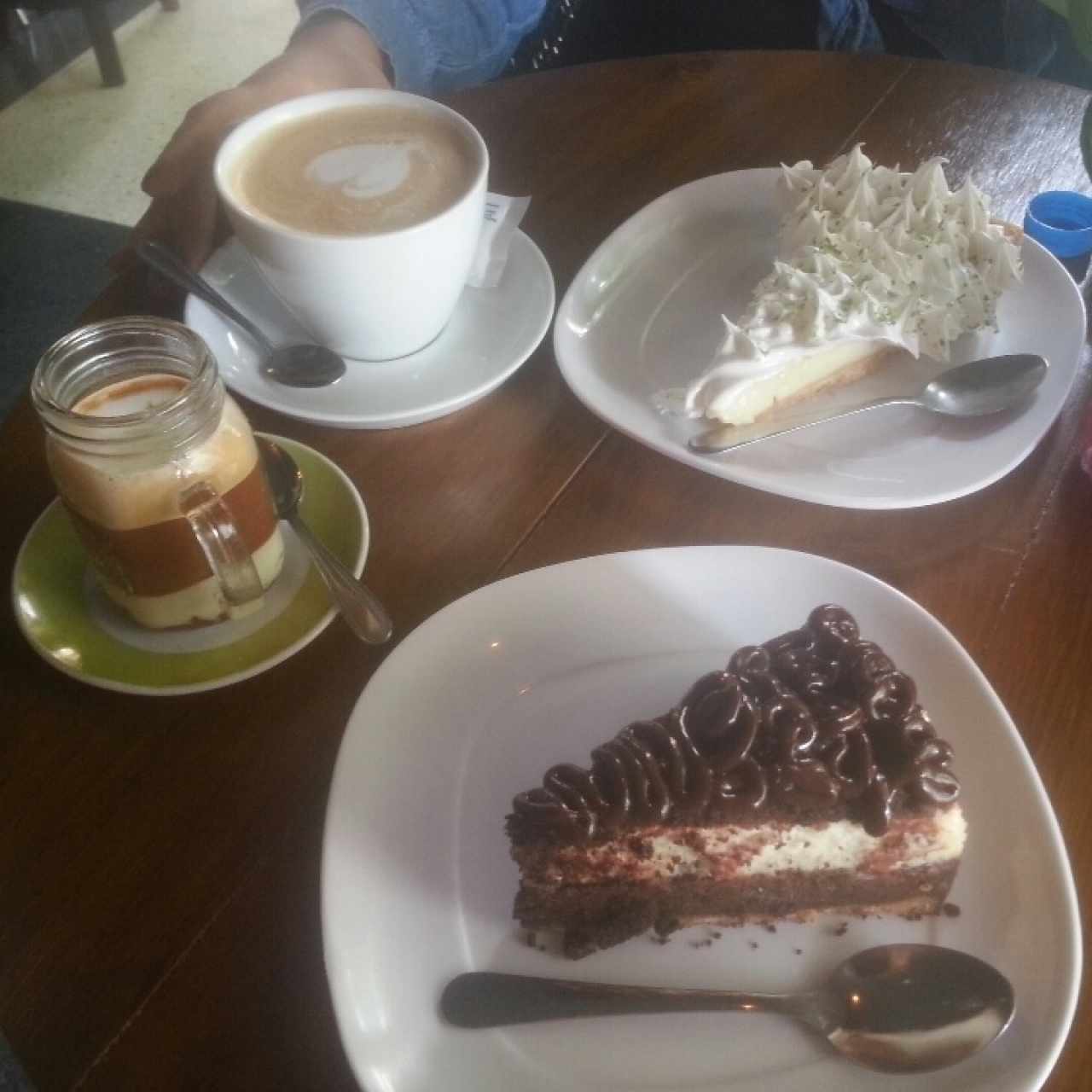 Café latte, pi de limón,  café Bombón Amelie y cheesecake de brownie