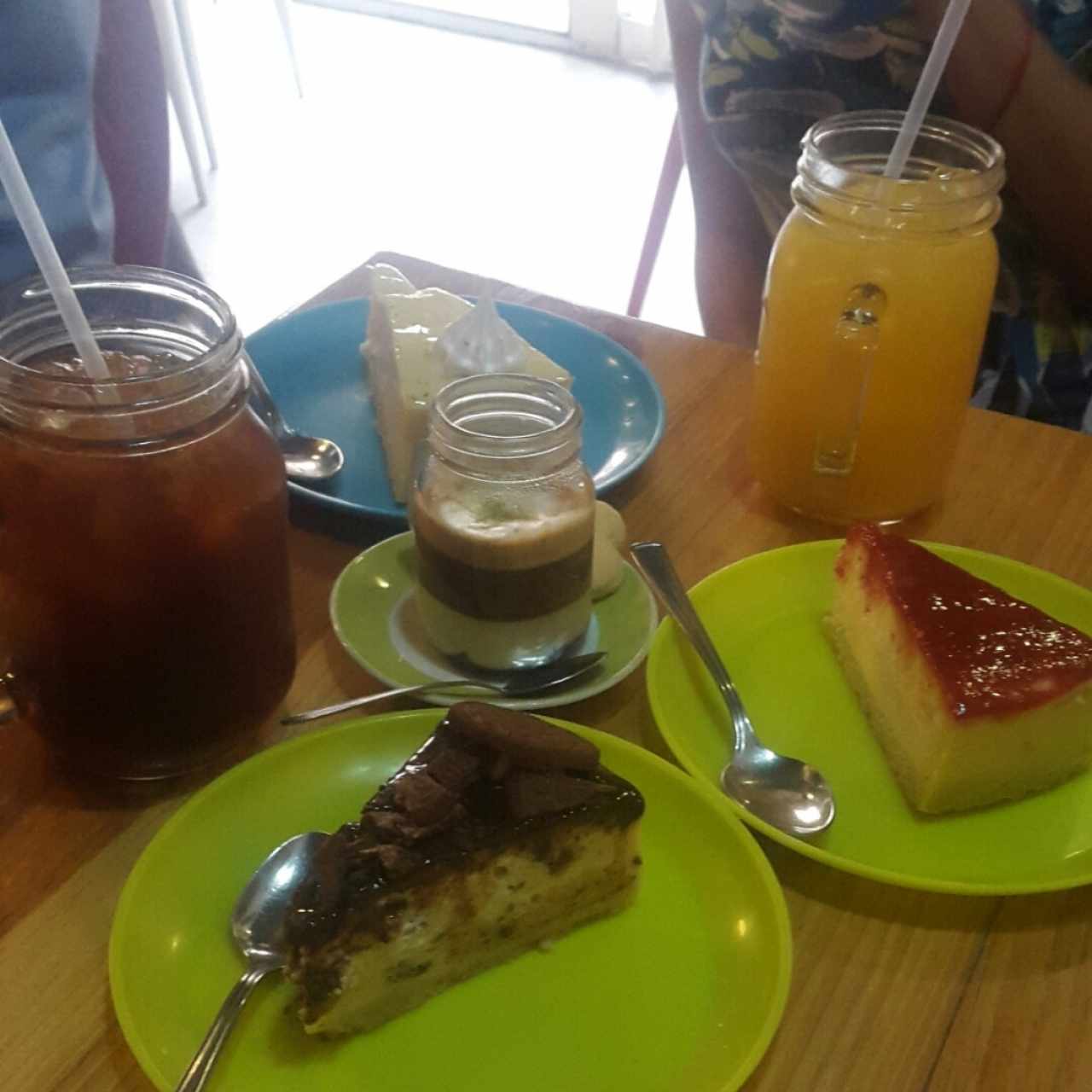 Cheesecake de: limón, fresa y oreo. 
