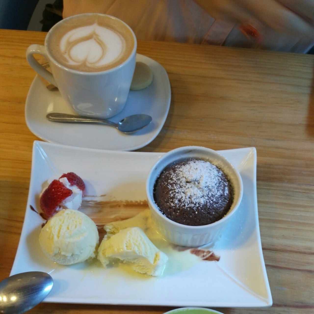 volcán de chocolate servido con helado y mocca