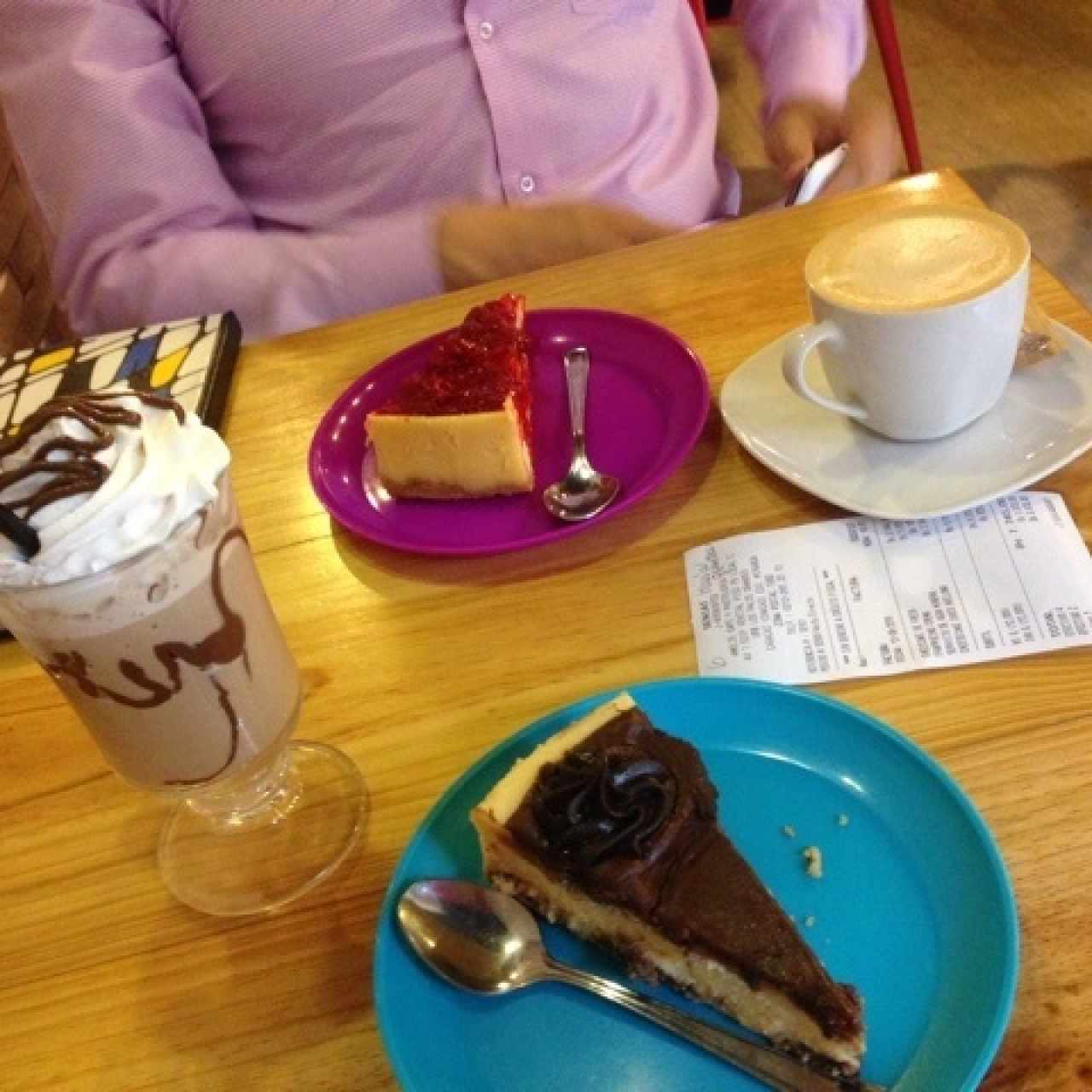 Mokaccino, cafe helado, cheesecake de fresa y cheesecake de chocoavellanas