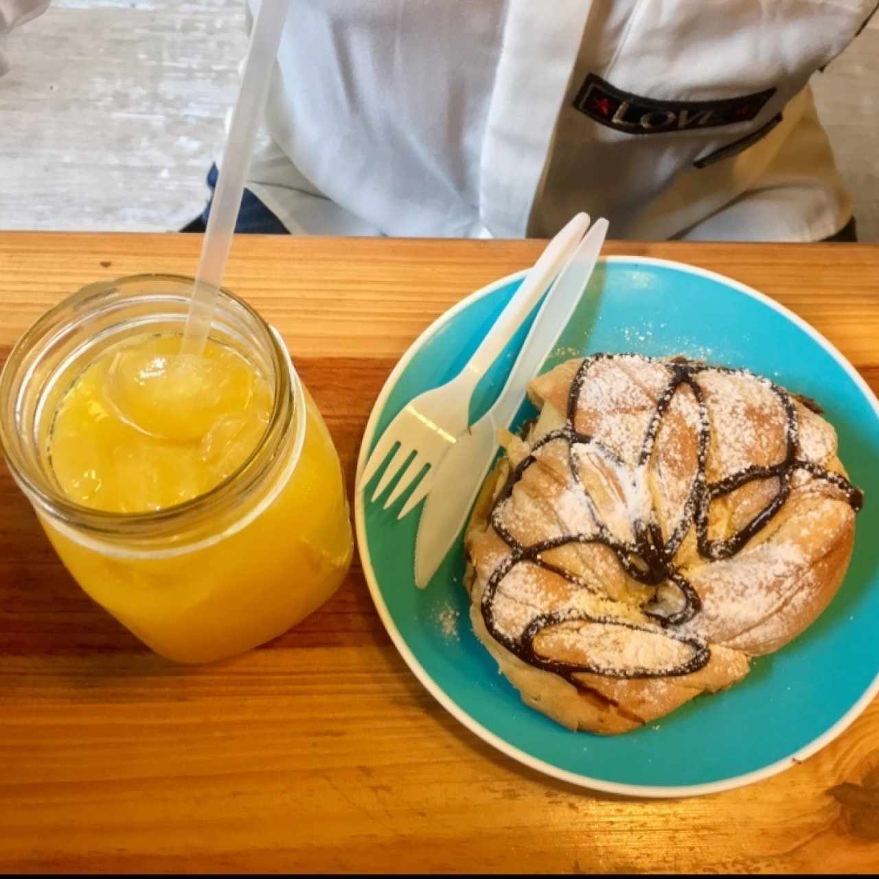 Croissant de avellanas con jugo de naranja