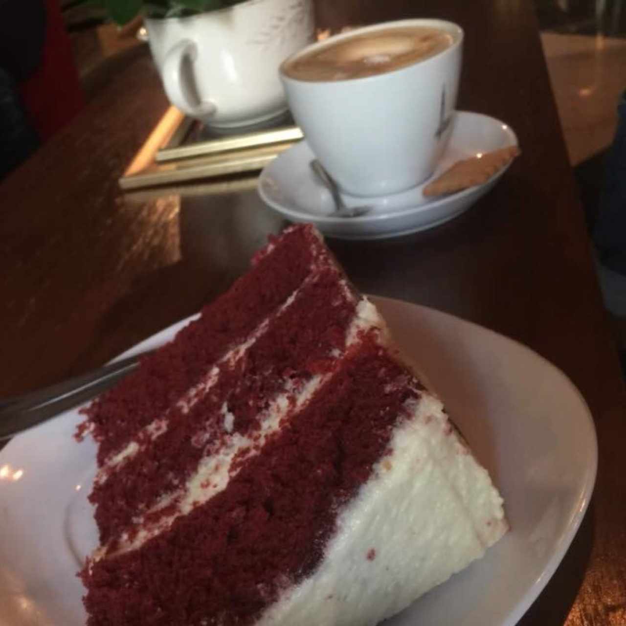 Torta RedVelvet y café latte
