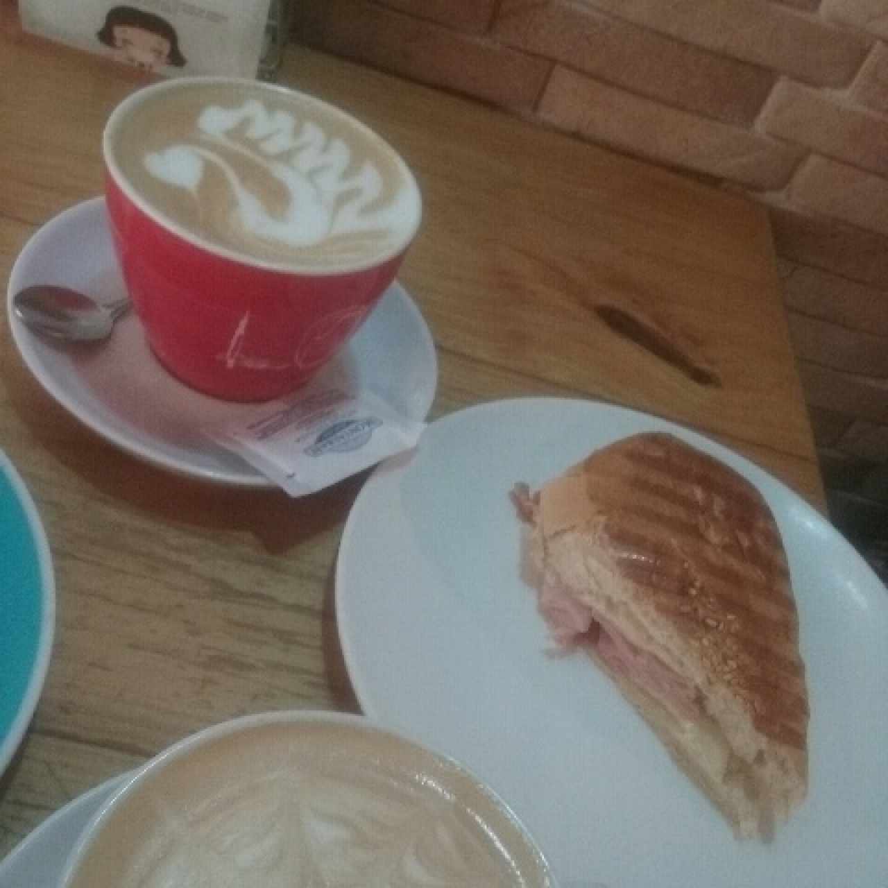 Sandwich jamón y queso (el pan es sabroso)