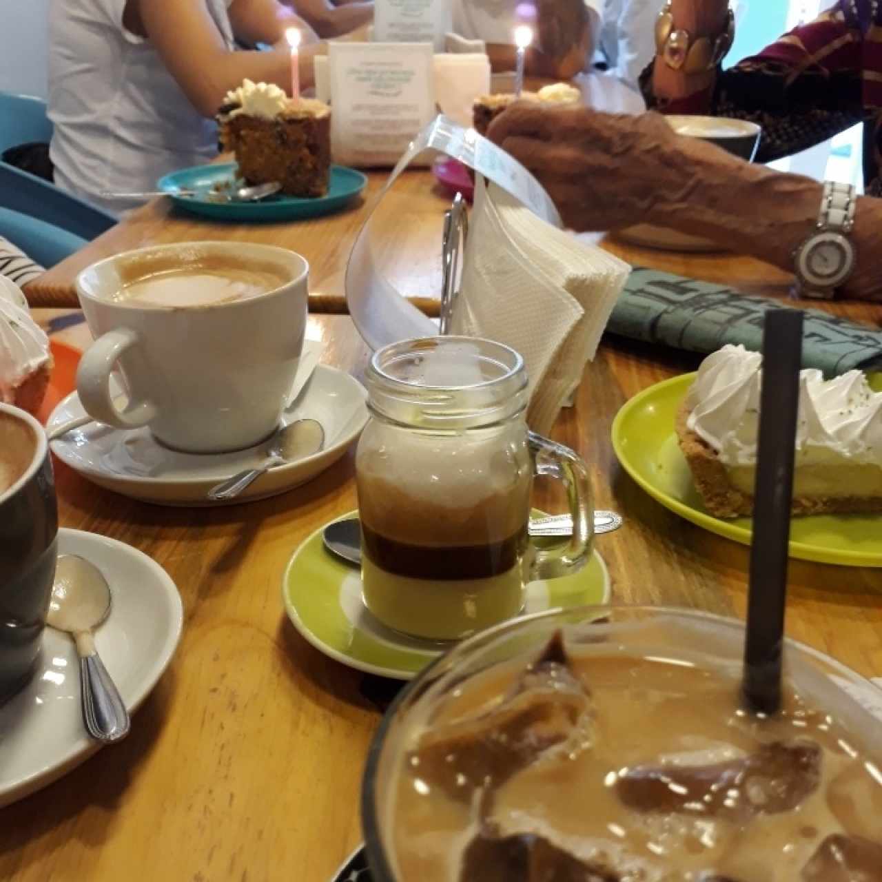 Iced coffee, bombón, moccachinos, pie de limón y tortas de zanahoria. 