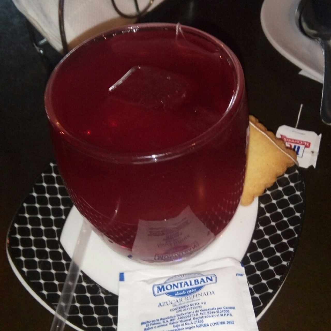 té frio, frutis rojos